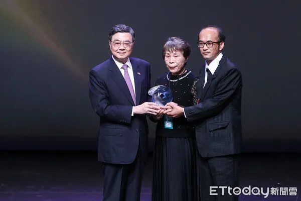 ▲已故教練蔡崇濱獲頒終身成就獎,由妻兒代領。(圖/記者林敬旻攝)