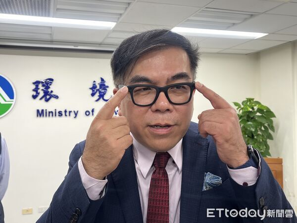 ▲▼彭啓明善用AI軟硬體,包括智慧眼鏡、Gemini 3、NotebookLM等。(圖/記者許敏溶攝)