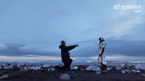 ▲▼金莎被小19歲男友求婚。(圖/翻攝自微博)