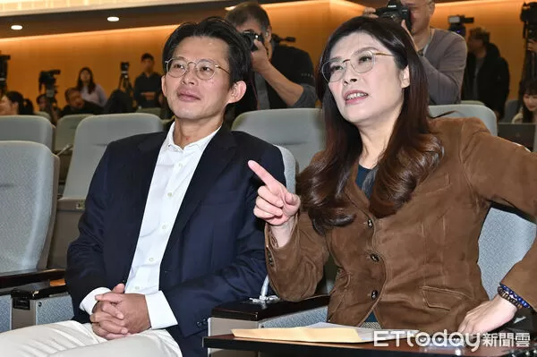 ▲▼國民黨主席鄭麗文(右)與民眾黨主席黃國昌一同出席「搶救少子國安危機 TFA 助台灣一臂之力!」記者會。(圖/記者李毓康攝)