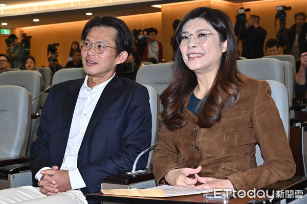 ▲▼國民黨主席鄭麗文(右)與民眾黨主席黃國昌一同出席「搶救少子國安危機 TFA 助台灣一臂之力!」記者會。(圖/記者李毓康攝)