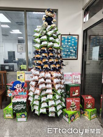 ▲「乖乖」平安守護聖誕夜,原鄉童報佳音 仁愛警溫馨宣導婦幼反詐。(圖/記者高堂堯翻攝)