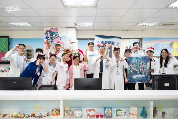 ▲海神3位球員聖誕節探訪高醫兒科病房、蘇文儒折氣球給兒科門診的孩童。(圖/高雄全家海神提供)