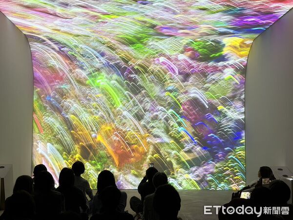 ▲▼科技藝術打造沈浸式體驗!《流光藝境》高雄駁二療癒開展。(圖/記者許宥孺攝)