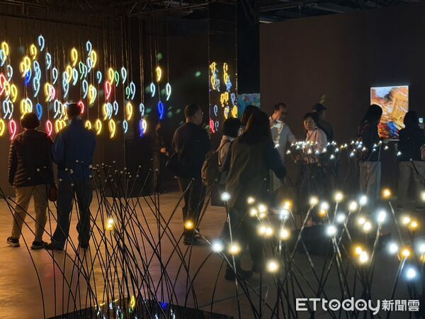 ▲▼科技藝術打造沈浸式體驗!《流光藝境》高雄駁二療癒開展。(圖/記者許宥孺攝)