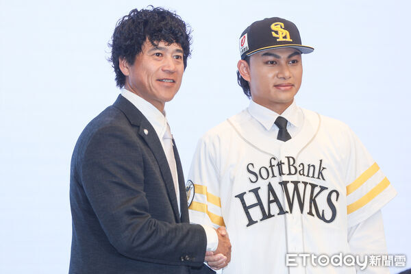 ▲徐若熙加盟福岡軟銀鷹隊記者會。(圖/記者林敬旻攝)