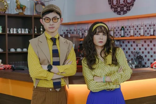 ▲視網膜(左)與吳怡霈(右)除網路新聞台合作,再度於《成仁高中偵探社》交鋒。(圖/小公視)