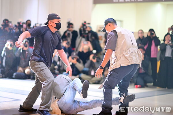 ▲▼隨機殺人後全國抓網路恐嚇逮12人「4個收押」,跨年活動在即先預防演練。(圖/記者邱中岳翻攝)