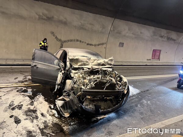 ▲台64線往八里方向,觀音山隧道內發生追撞事故,汽車引擎室起火占據車道,導致後方車流回堵。(圖/記者陸運陞翻攝)