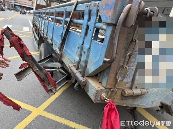 ▲台64線往八里方向,觀音山隧道內發生追撞事故,汽車引擎室起火占據車道,導致後方車流回堵。(圖/記者陸運陞翻攝)