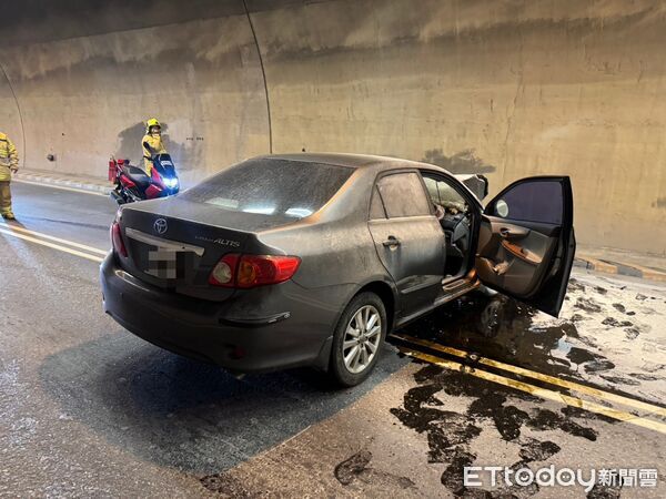 ▲台64線往八里方向,觀音山隧道內發生追撞事故,汽車引擎室起火占據車道,導致後方車流回堵。(圖/記者陸運陞翻攝)