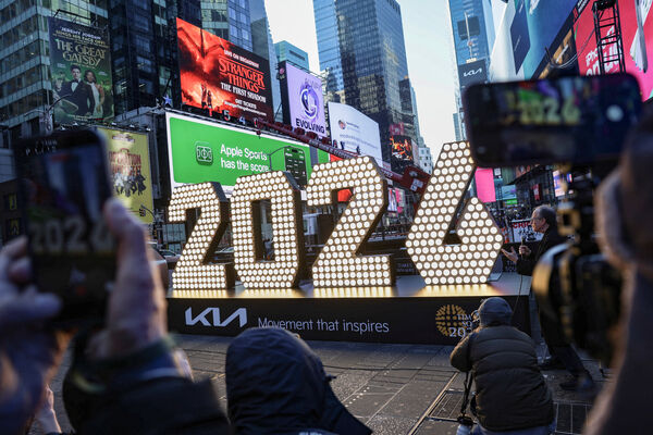 ▲▼美國紐約時報廣場(Times Square)準備迎接跨年慶祝活動,「2026」字樣亮燈。(圖/路透)