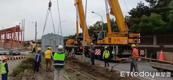 ▲▼貨物列車疑似碰撞停放在軌道旁的挖土機鏟斗,導致貨物列車最前端的1節車廂出軌。(圖/花蓮港務警察總隊提供,下同)