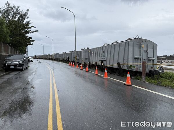▲▼貨物列車疑似碰撞停放在軌道旁的挖土機鏟斗,導致貨物列車最前端的1節車廂出軌。(圖/花蓮港務警察總隊提供,下同)