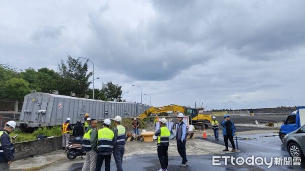 ▲▼貨物列車疑似碰撞停放在軌道旁的挖土機鏟斗,導致貨物列車最前端的1節車廂出軌。(圖/花蓮港務警察總隊提供,下同)