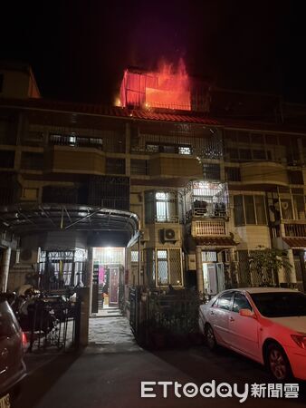 ▲▼大里區一間透天厝深夜大火,還好無人受傷。(圖/民眾提供,下同)