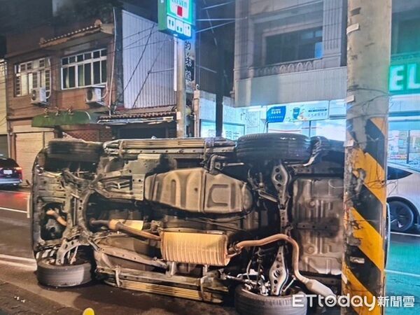 ▲▼造成車輛側翻於路中。(圖/中壢警分局提供)