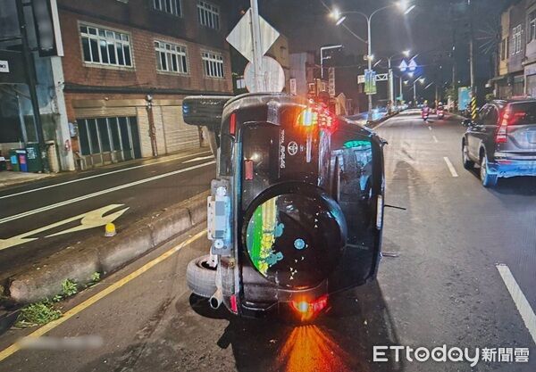 ▲▼造成車輛側翻於路中。(圖/中壢警分局提供)