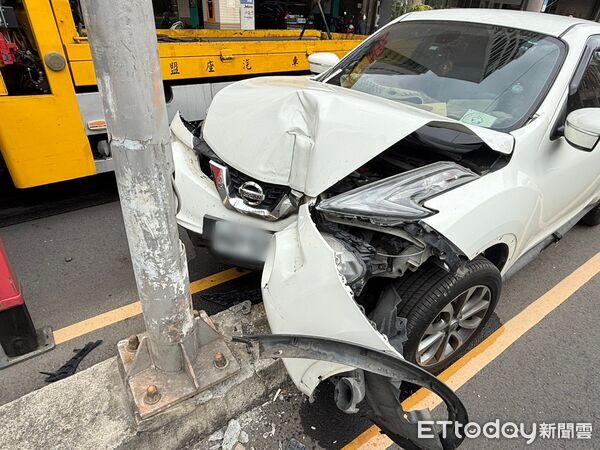 ▲台南市安平區慶平路上午發生自小客車自撞中央分隔島事故,車頭嚴重毀損,駕駛人棄車逃逸。(記者林東良翻攝,下同)