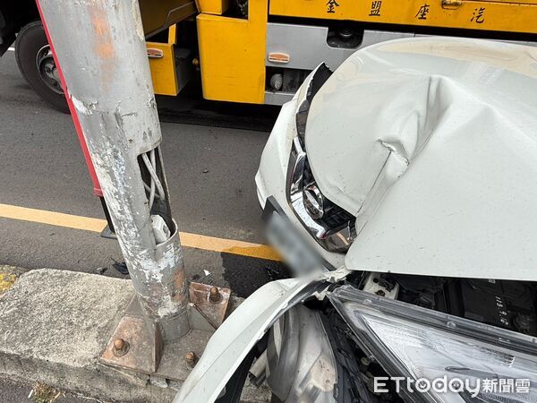 ▲台南市安平區慶平路上午發生自小客車自撞中央分隔島事故,車頭嚴重毀損,駕駛人棄車逃逸。(記者林東良翻攝,下同)
