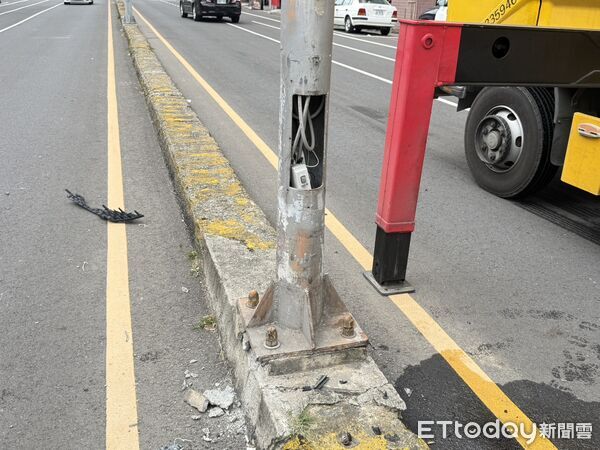 ▲台南市安平區慶平路上午發生自小客車自撞中央分隔島事故,車頭嚴重毀損,駕駛人棄車逃逸。(記者林東良翻攝,下同)