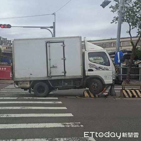 ▲▼高雄小貨車直直撞!「騎上分隔島」撞燈桿。(圖/記者許宥孺翻攝)