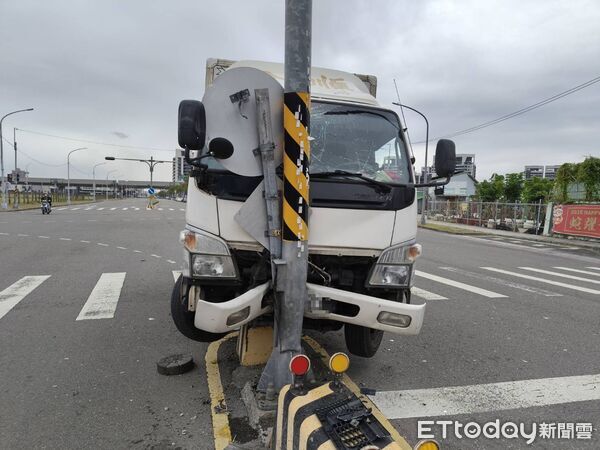 ▲▼高雄小貨車直直撞!「騎上分隔島」撞燈桿。(圖/記者許宥孺翻攝)