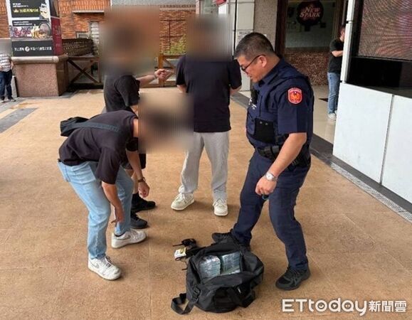 ▲▼范男再向被害人要求交付款項時,為埋伏警方逮捕,並查扣現金。(圖/蘆竹警分局提供)