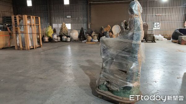 ▲新北五股2名工人,搬運過程中遭水晶洞砸中,1人經搶救不治。(圖/記者陸運陞翻攝)