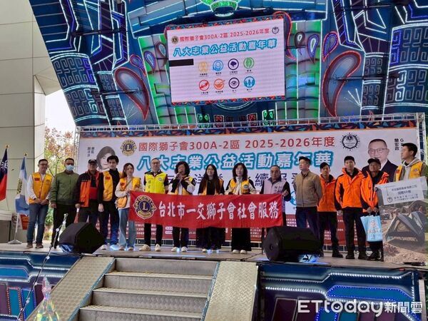 ▲新北市消防局特搜大隊,今天獲捐60組行軍帳篷,提升災後休息品質。(圖/記者陸運陞翻攝)