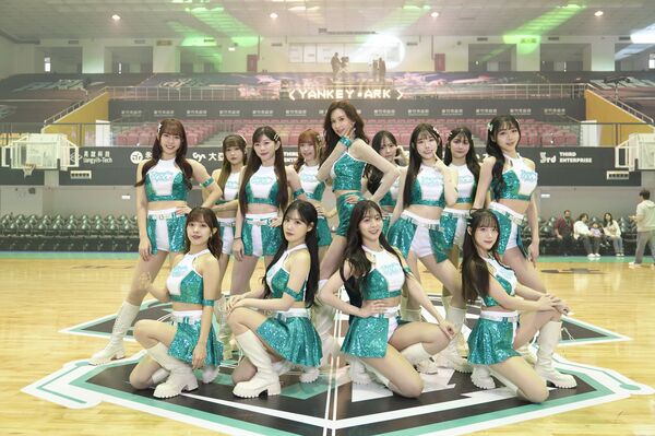 ▲林志玲化身啦啦隊女孩,為洋基工程籃球隊開幕。(圖/林志玲工作室提供)