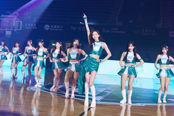 ▲林志玲化身啦啦隊女孩,為洋基工程籃球隊開幕。(圖/林志玲工作室提供)