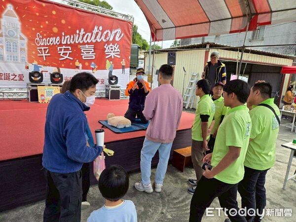 ▲南消四大隊左鎮消防分隊結合聖誕節走入左鎮教會,向會友與社區民眾宣導防災、防火觀念。(記者林東良翻攝,下同)