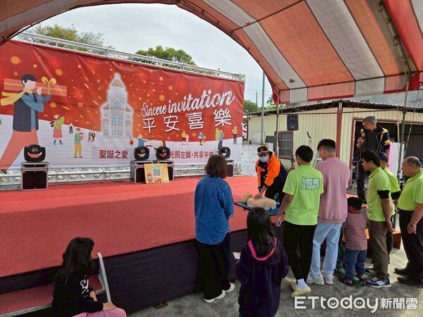 ▲南消四大隊左鎮消防分隊結合聖誕節走入左鎮教會,向會友與社區民眾宣導防災、防火觀念。(記者林東良翻攝,下同)