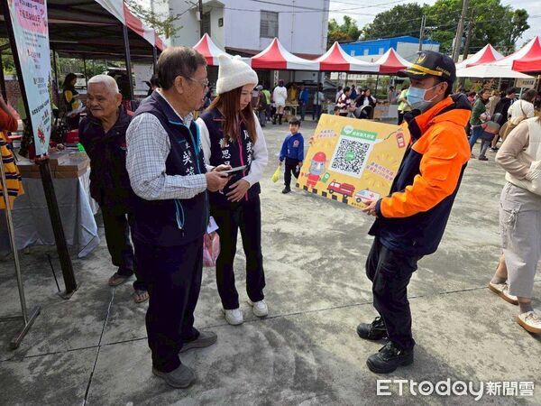 ▲南消四大隊左鎮消防分隊結合聖誕節走入左鎮教會,向會友與社區民眾宣導防災、防火觀念。(記者林東良翻攝,下同)