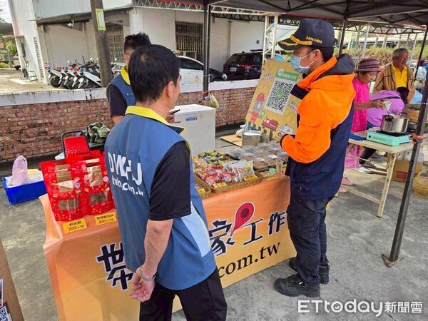 ▲南消四大隊左鎮消防分隊結合聖誕節走入左鎮教會,向會友與社區民眾宣導防災、防火觀念。(記者林東良翻攝,下同)