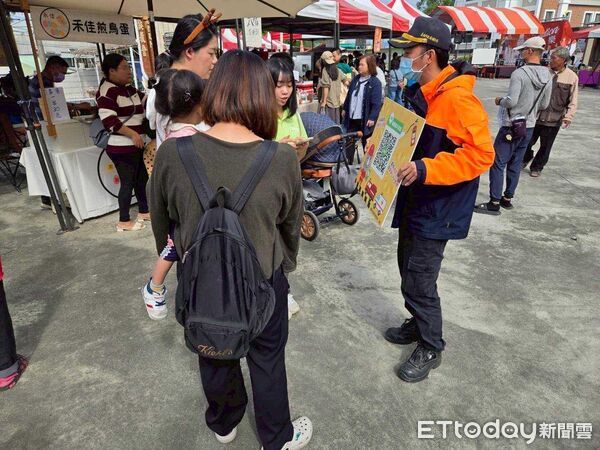 ▲南消四大隊左鎮消防分隊結合聖誕節走入左鎮教會,向會友與社區民眾宣導防災、防火觀念。(記者林東良翻攝,下同)