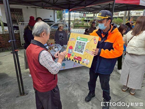 ▲南消四大隊左鎮消防分隊結合聖誕節走入左鎮教會,向會友與社區民眾宣導防災、防火觀念。(記者林東良翻攝,下同)