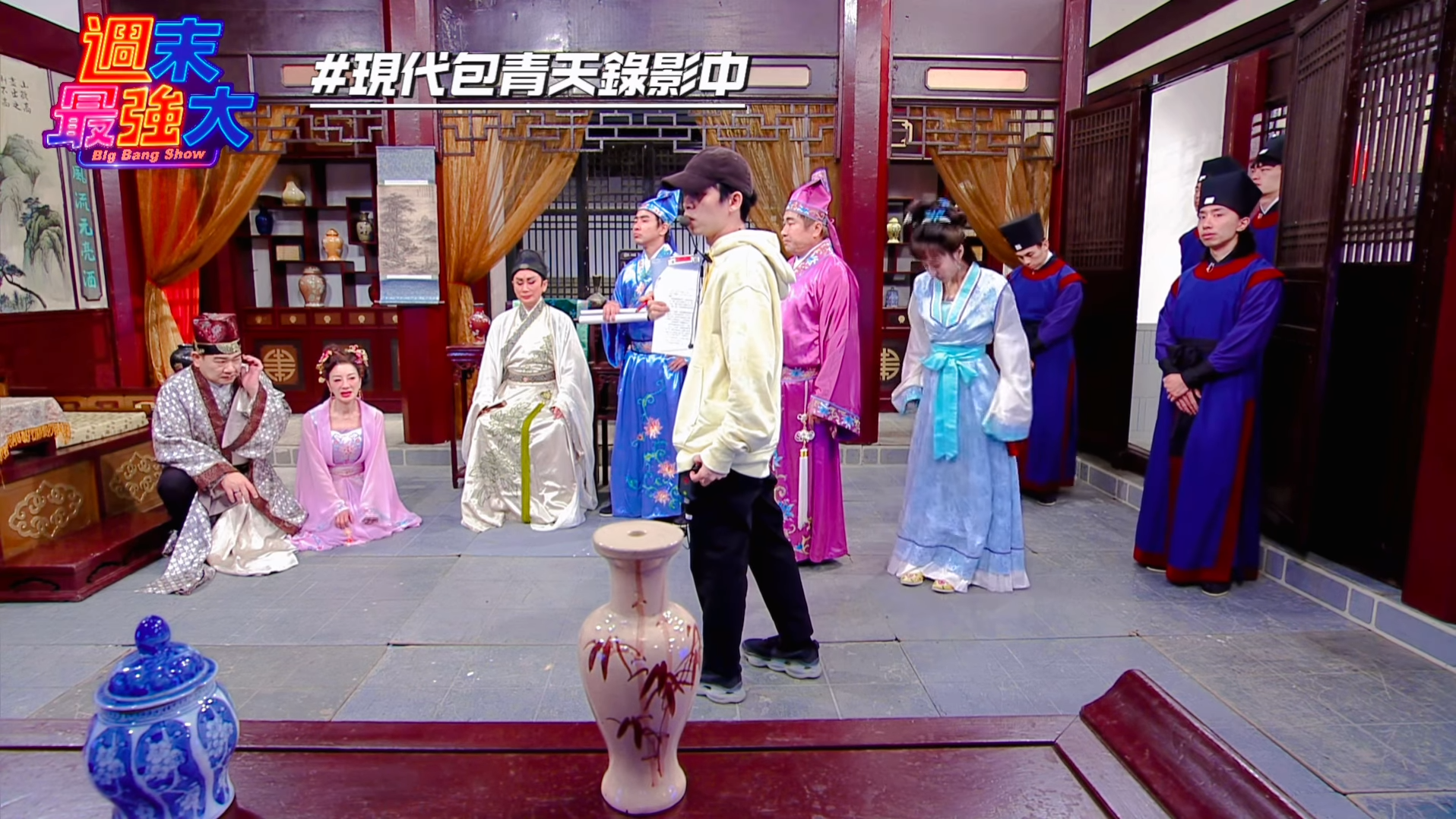 ▲▼《週末最強大》深夜錄影遇7.0強震!11藝人護頭逃生。(圖/翻攝自臉書)