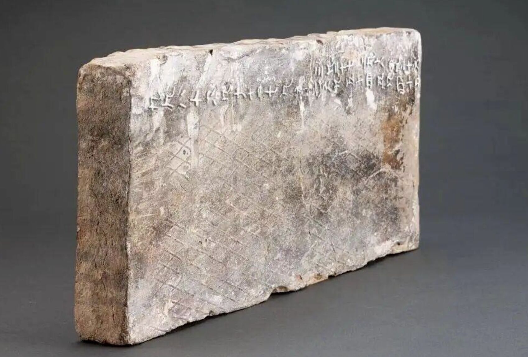 ▲深圳博物館鎮館之寶「九九乘法口訣」刻文陶磚。(圖/翻攝紅星新聞)