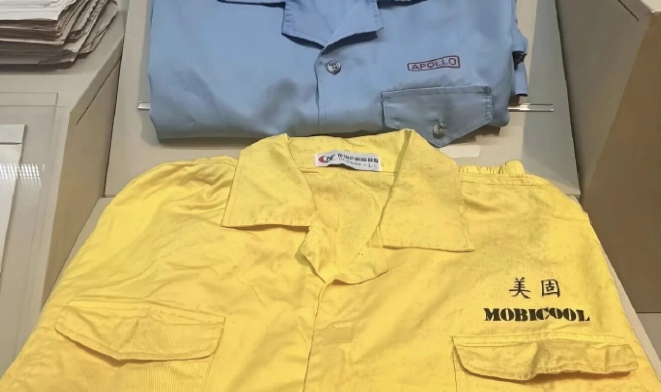 ▲深圳博物館內擺放的工人制服。(圖/翻攝微博)