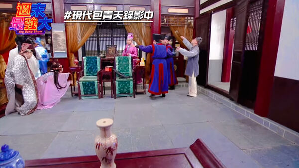 ▲▼楊繡惠當時演下跪狀態,碰上地震站起來略吃力,網友心疼。(圖/翻攝自臉書)