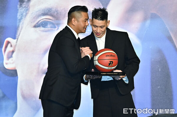 ▲▼林書豪「豪情不滅|Never Done」媒體感謝會暨粉絲見面會,PLG副會長陳建州送上林書豪PLG首戰用球。(圖/記者李毓康攝)