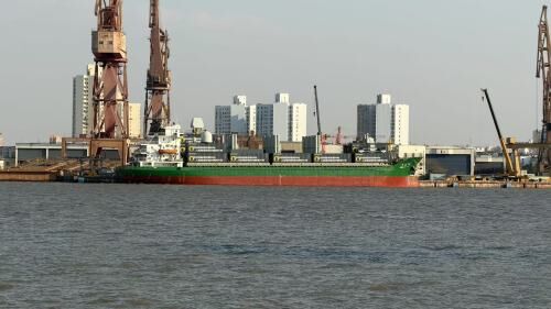 ▲▼上海滬東中華造船廠碼頭停靠貨櫃改裝船「中達79」,甲板上密布集裝箱,裝備了60單元垂直發射系統與雙波段相位陣列雷達。(圖/翻攝自陸網)