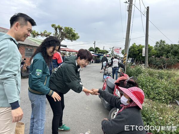 ▲立委陳亭妃清晨現身善化牛墟掃街拜票,逐攤向鄉親打招呼、握手寒暄,展現行動力。(記者林東良翻攝,下同)