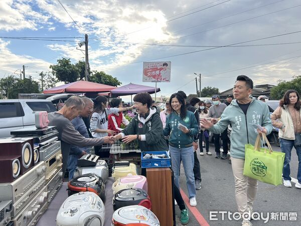 ▲立委陳亭妃清晨現身善化牛墟掃街拜票,逐攤向鄉親打招呼、握手寒暄,展現行動力。(記者林東良翻攝,下同)