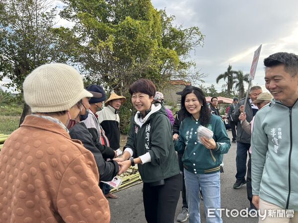 ▲立委陳亭妃清晨現身善化牛墟掃街拜票,逐攤向鄉親打招呼、握手寒暄,展現行動力。(記者林東良翻攝,下同)