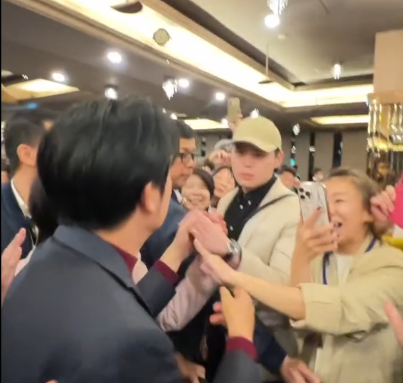 ▲賴清德握手鼓勵閩南狼。(圖/翻攝自Threads/閩南狼)