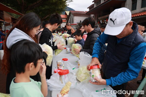 ▲南投縣信義鄉賞梅季正式開跑,27日在信義鄉農會梅子夢工廠舉行「踏雪尋梅」開鑼活動,吸引上千民眾參與。(圖/南投縣政府提供)