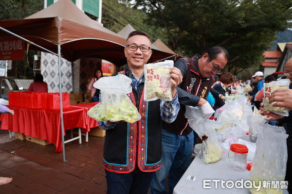 ▲南投縣信義鄉賞梅季正式開跑,27日在信義鄉農會梅子夢工廠舉行「踏雪尋梅」開鑼活動,吸引上千民眾參與。(圖/南投縣政府提供)